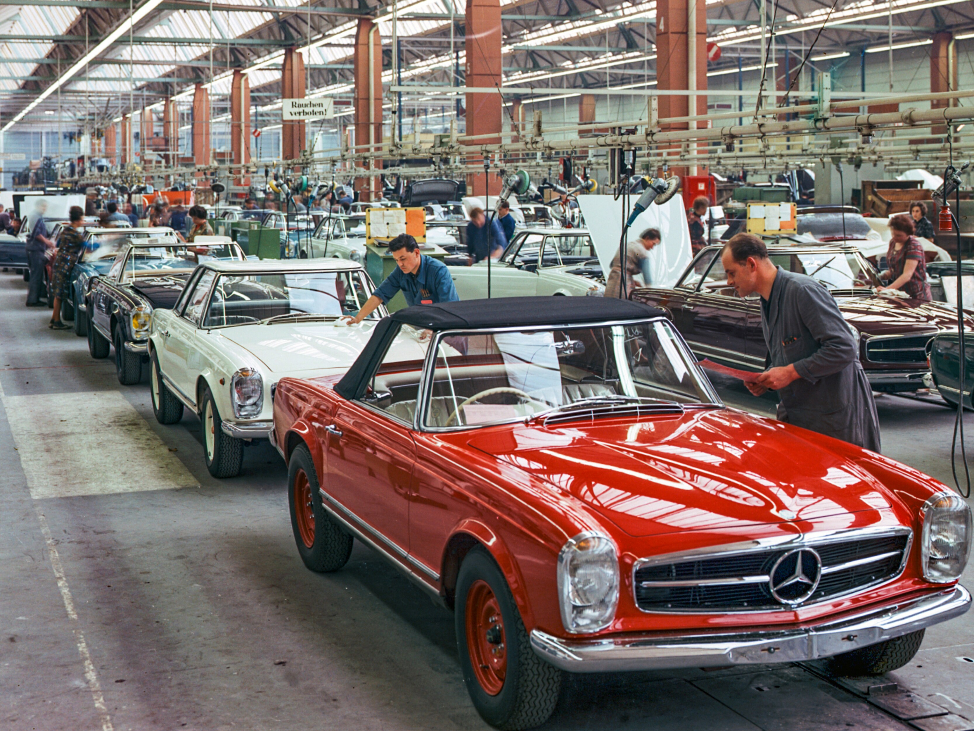 Production of the Mercedes-Benz 230 SL ‘Pagoda’. 