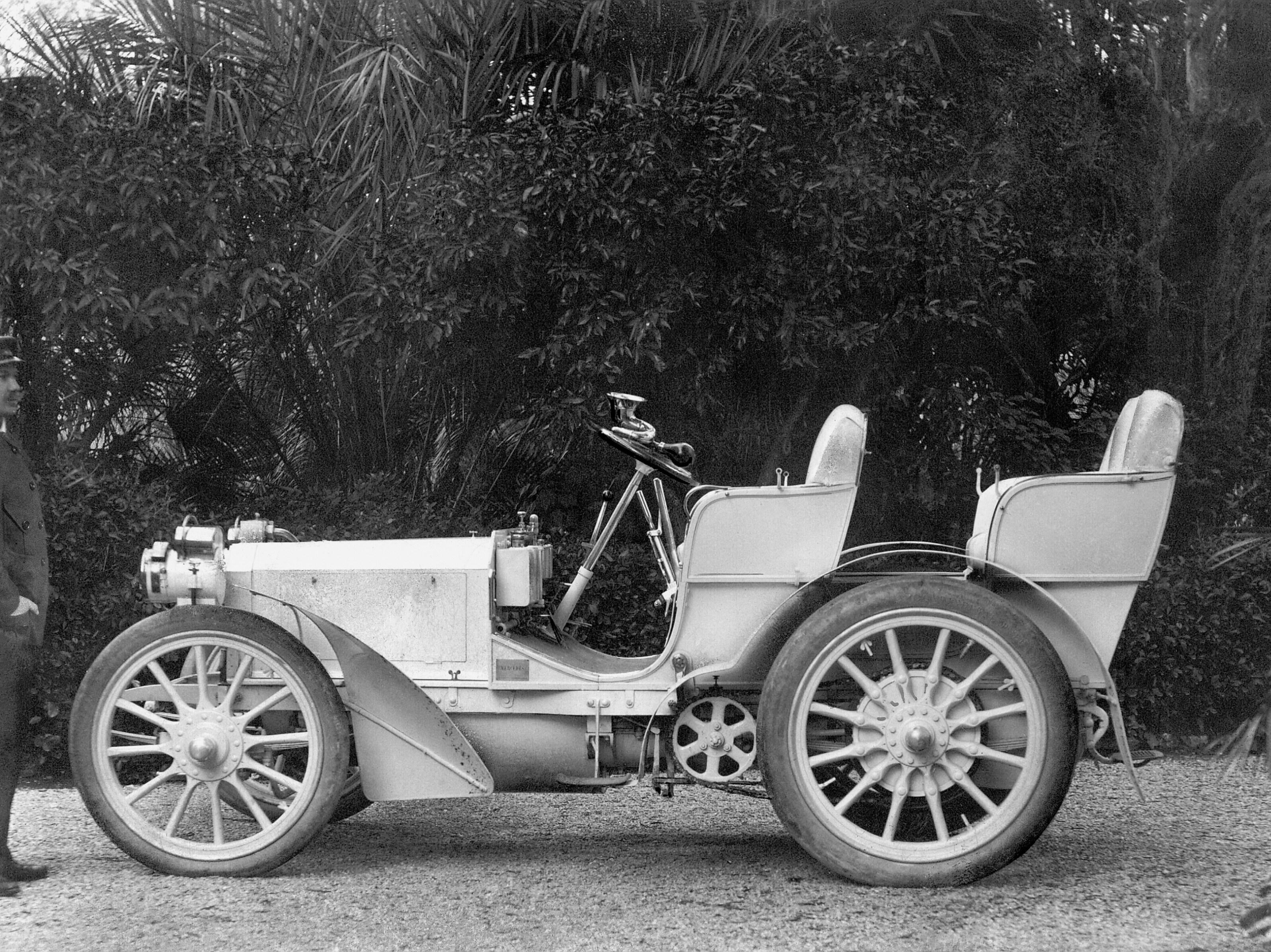 A black-and-white image of a Mercedes 35 hp from 1900