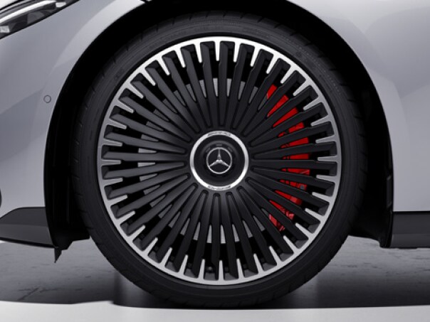 The red-painted brake callipers of the Mercedes-AMG 53 4MATIC+.