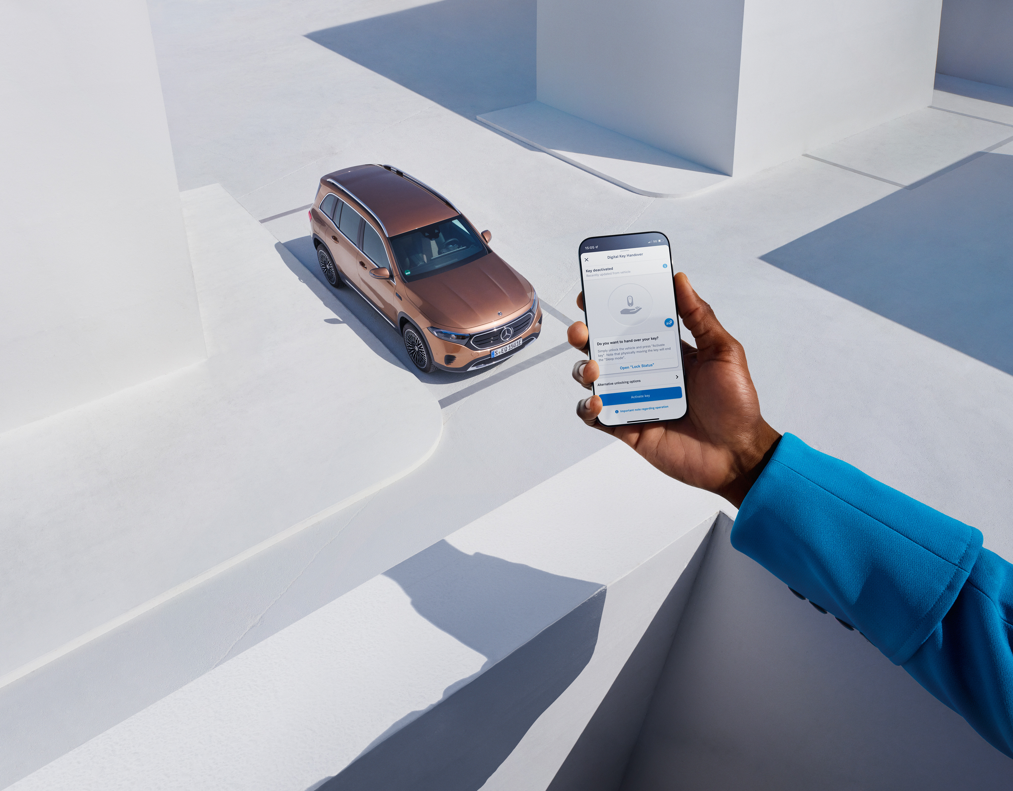 A woman and a man walk past their Mercedes-Benz and are connected to the vehicle with their smartphone via Digital Extra. A woman and a man walk past their Mercedes-Benz and are connected to the vehicle with their smartphone via Digital Extra.