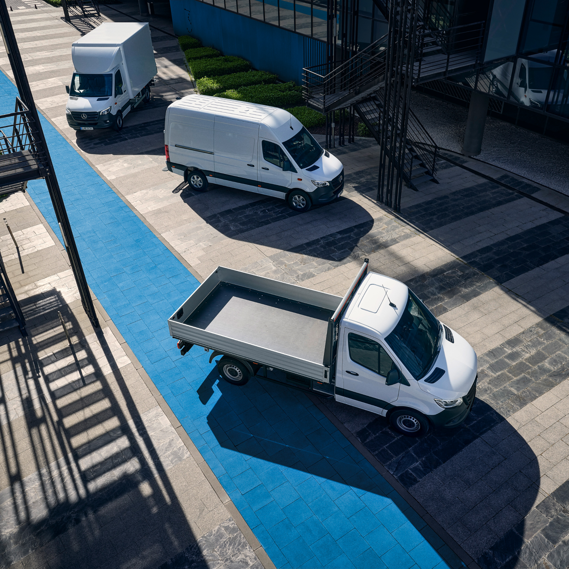 Downloads | eSprinter Panel Van | Mercedes-Benz Vans eSprinter charging at the charging station