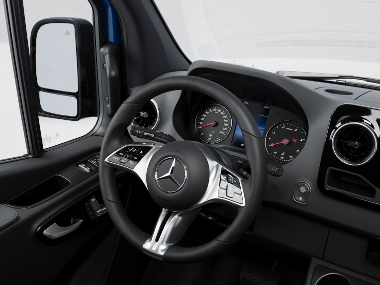 In the event of a collision, the airbag integrated in the steering wheel can protect the driver's head and upper body.