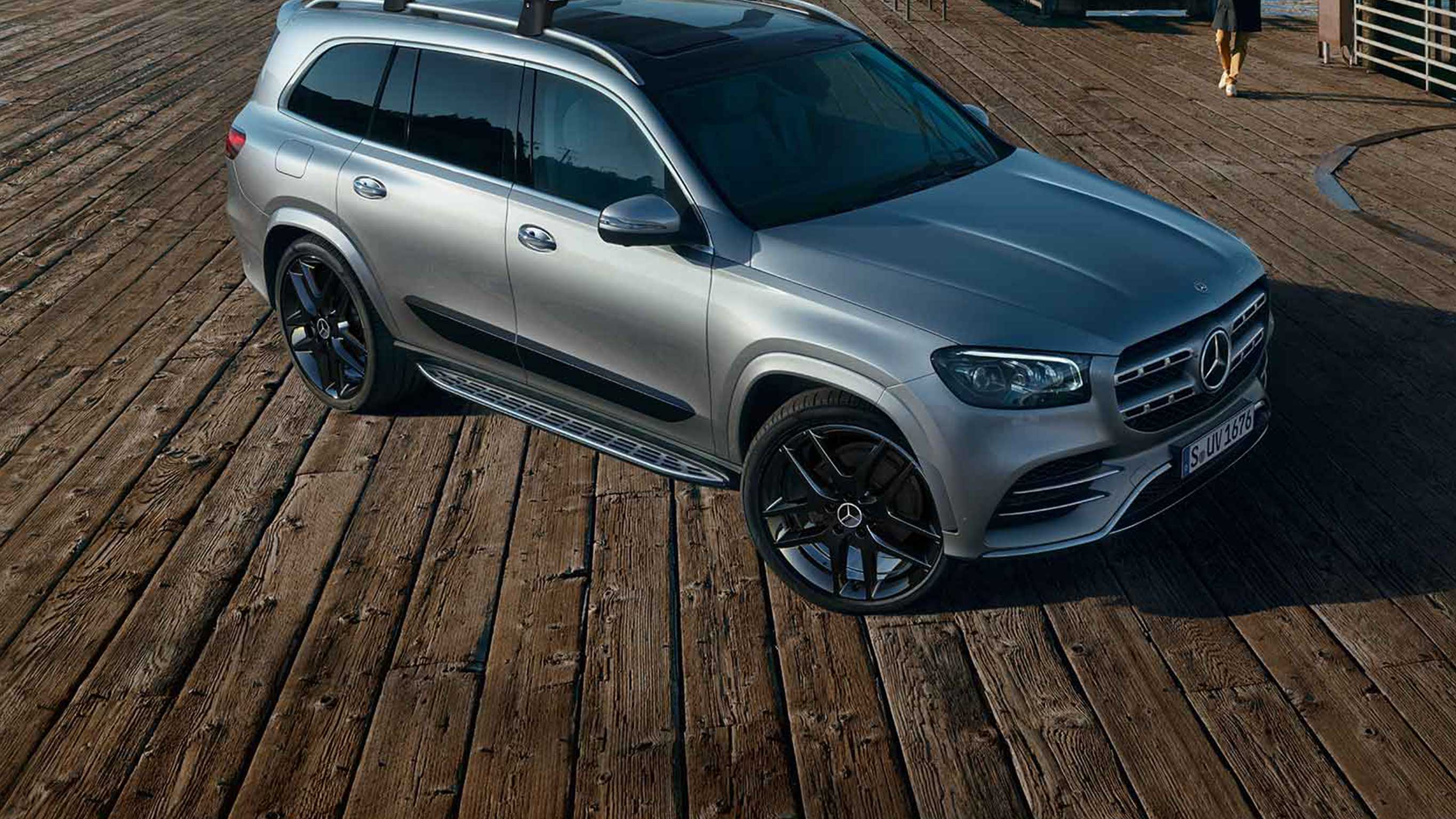 The image shows a silver Mercedes-Benz. The image shows a silver Mercedes-Benz.