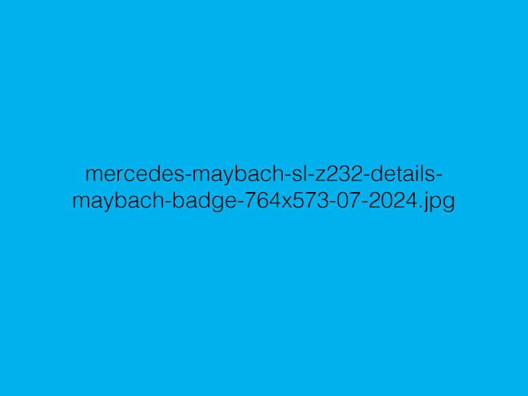 The Maybach signet on the wings of the Mercedes-Maybach SL 680.