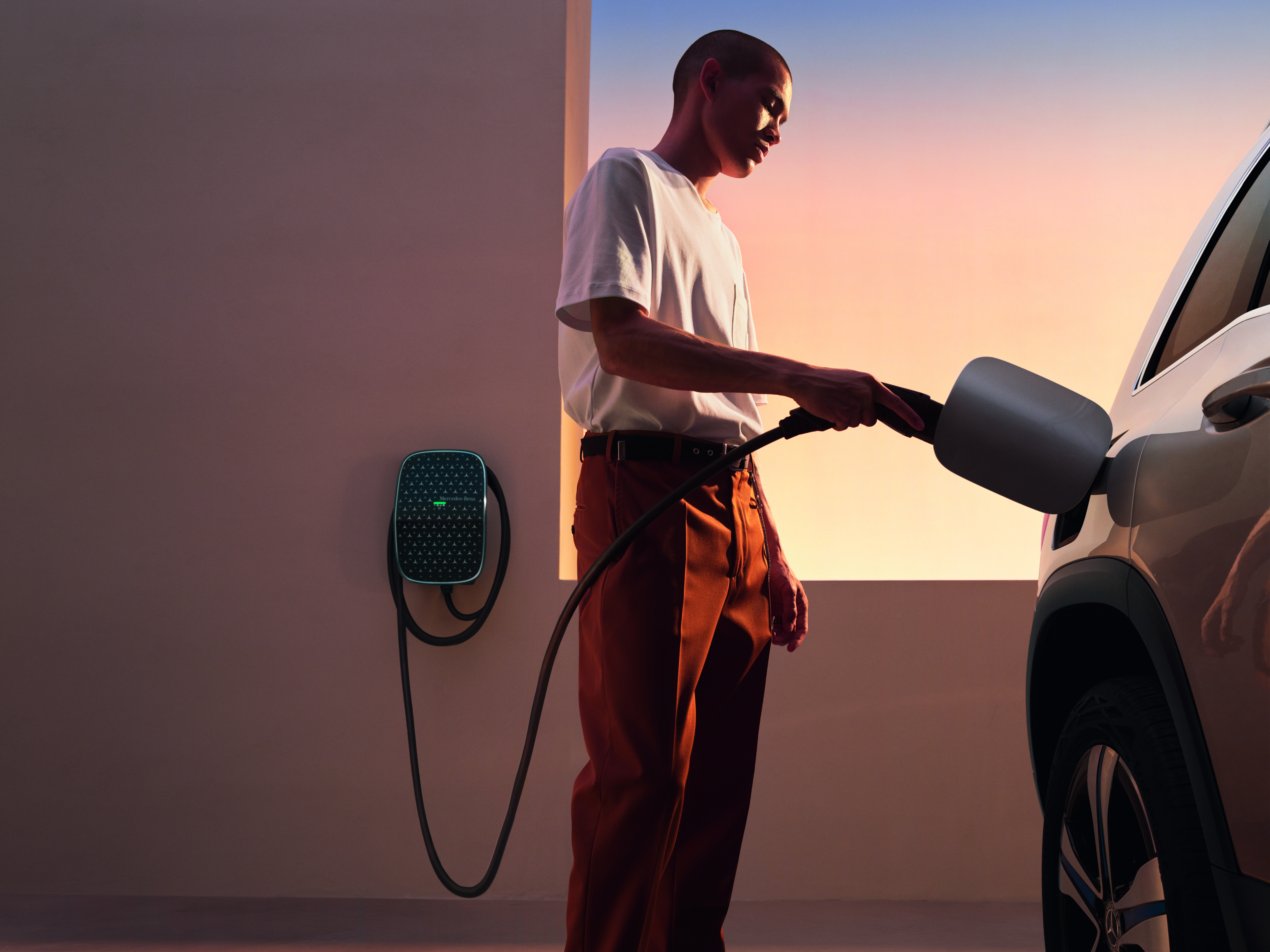 Mercedes-Benz EQE charging A Mercedes-Benz EQE charging at a Wallbox