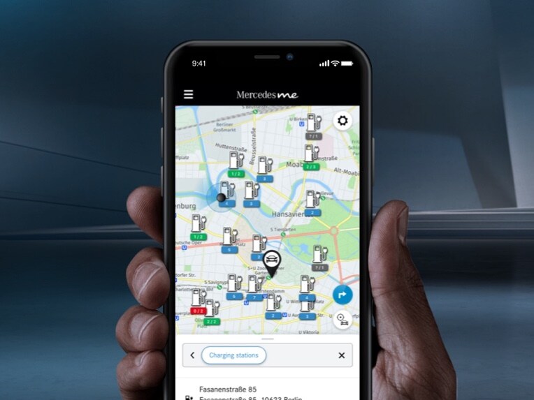 The charging stations in the vicinity are displayed on a smartphone via Mercedes me Charge.