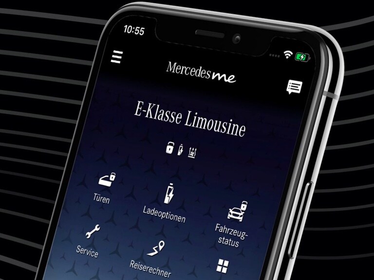The menu of the Mercedes me App displays the available functions of the Navigation, Remote and Urban Guard Digital Extras on a smartphone.