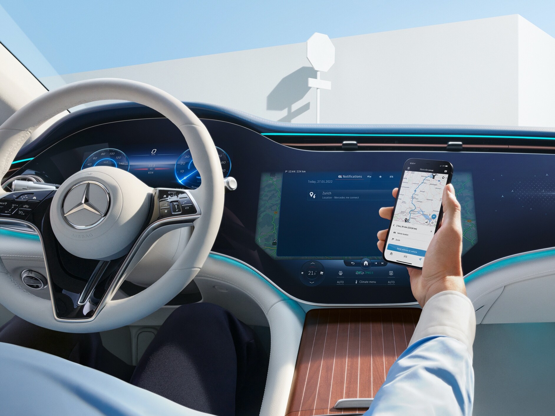 A man transfers the selected route from his smartphone to the MBUX Hyperscreen in his Mercedes me via the Navigation Digital Extras.