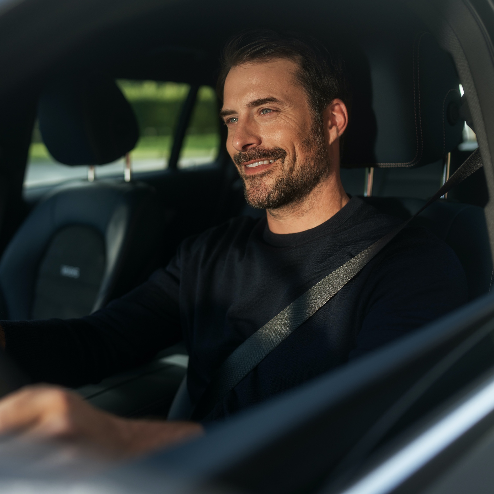 A man uses the MBUX Voice Assistant in his vehicle. A man uses the MBUX Voice Assistant in his vehicle.