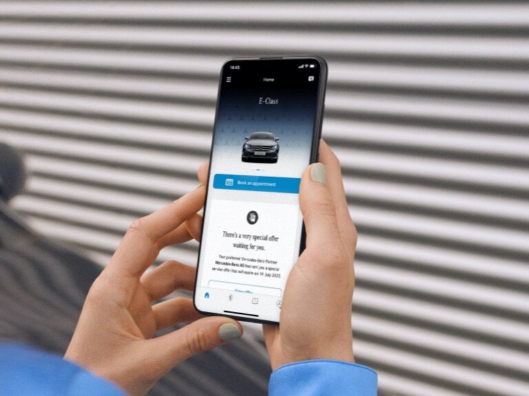 An appointment is booked with an authorised Mercedes-Benz dealer via a smartphone and the Mercedes me Service App.