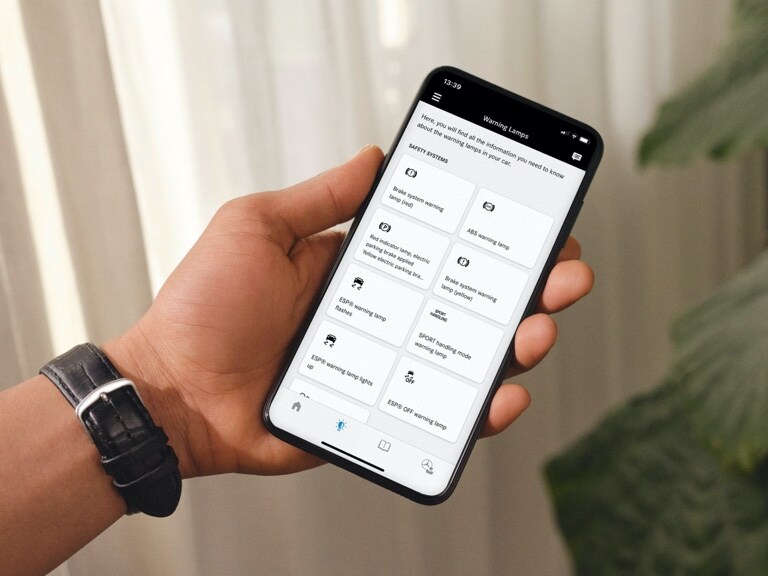 The Mercedes me Service App shows on a smartphone what the various warning lights in a Mercedes-Benz mean.