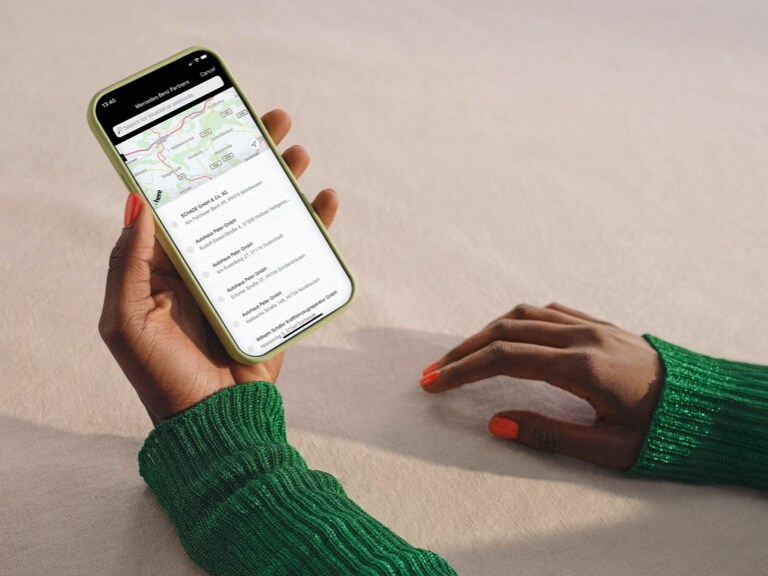 Nearby Mercedes-Benz service partners are displayed on a smartphone.