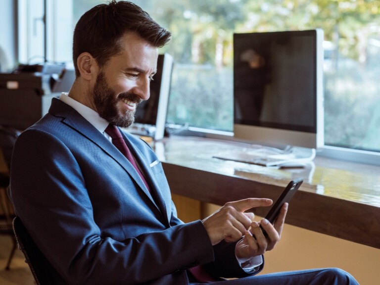 A man books an appointment with his authorised Mercedes-Benz dealer using his smartphone and the Mercedes me Service App.