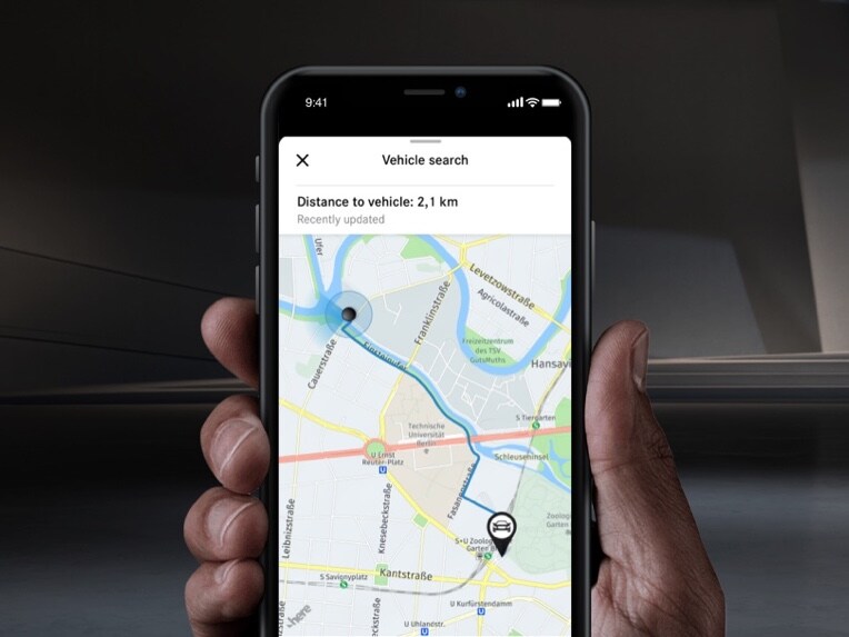 The vehicle location is displayed on a smartphone via Remote Digital Extra.