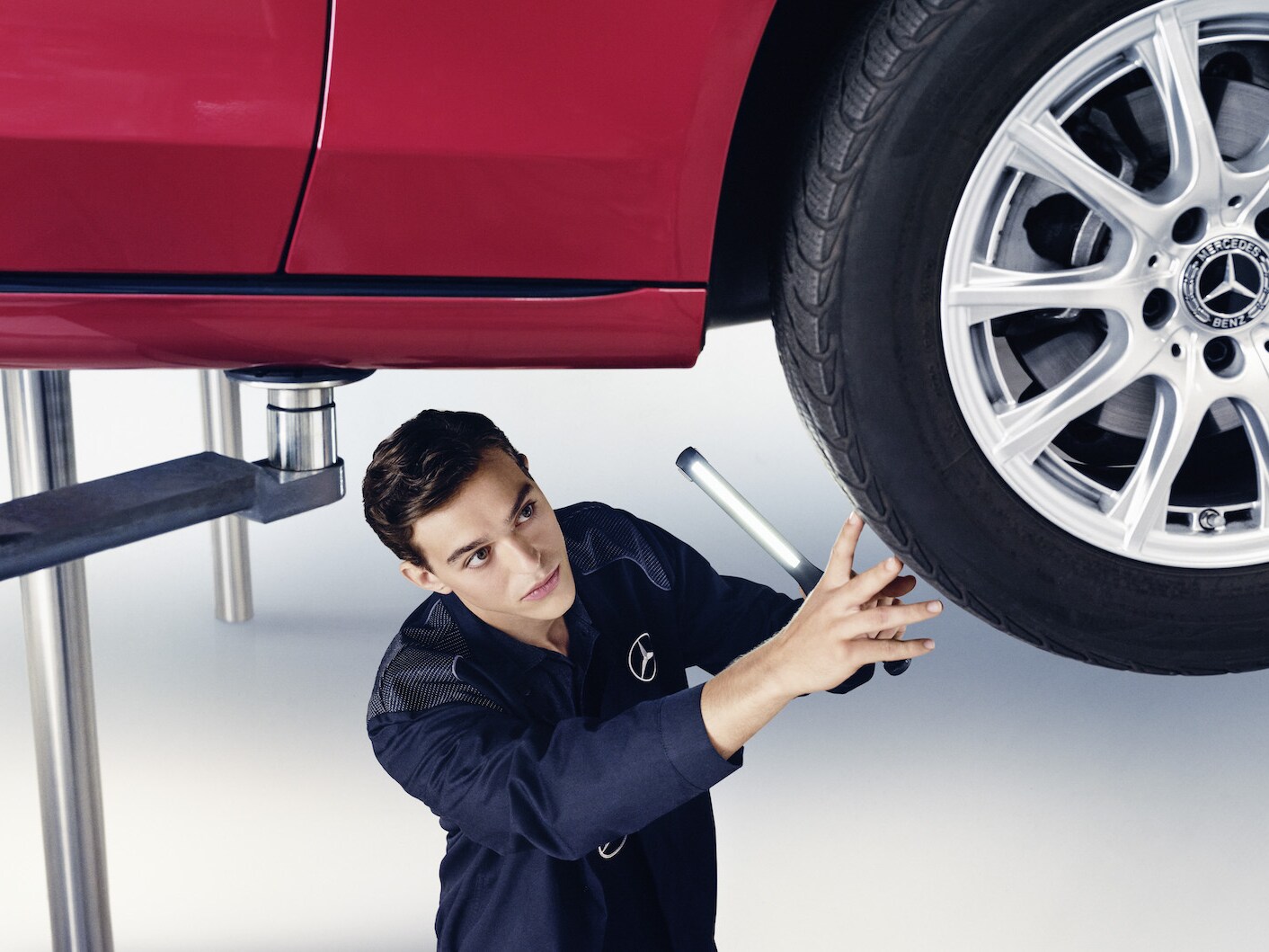 A Mercedes-Benz technician performs the main inspection.