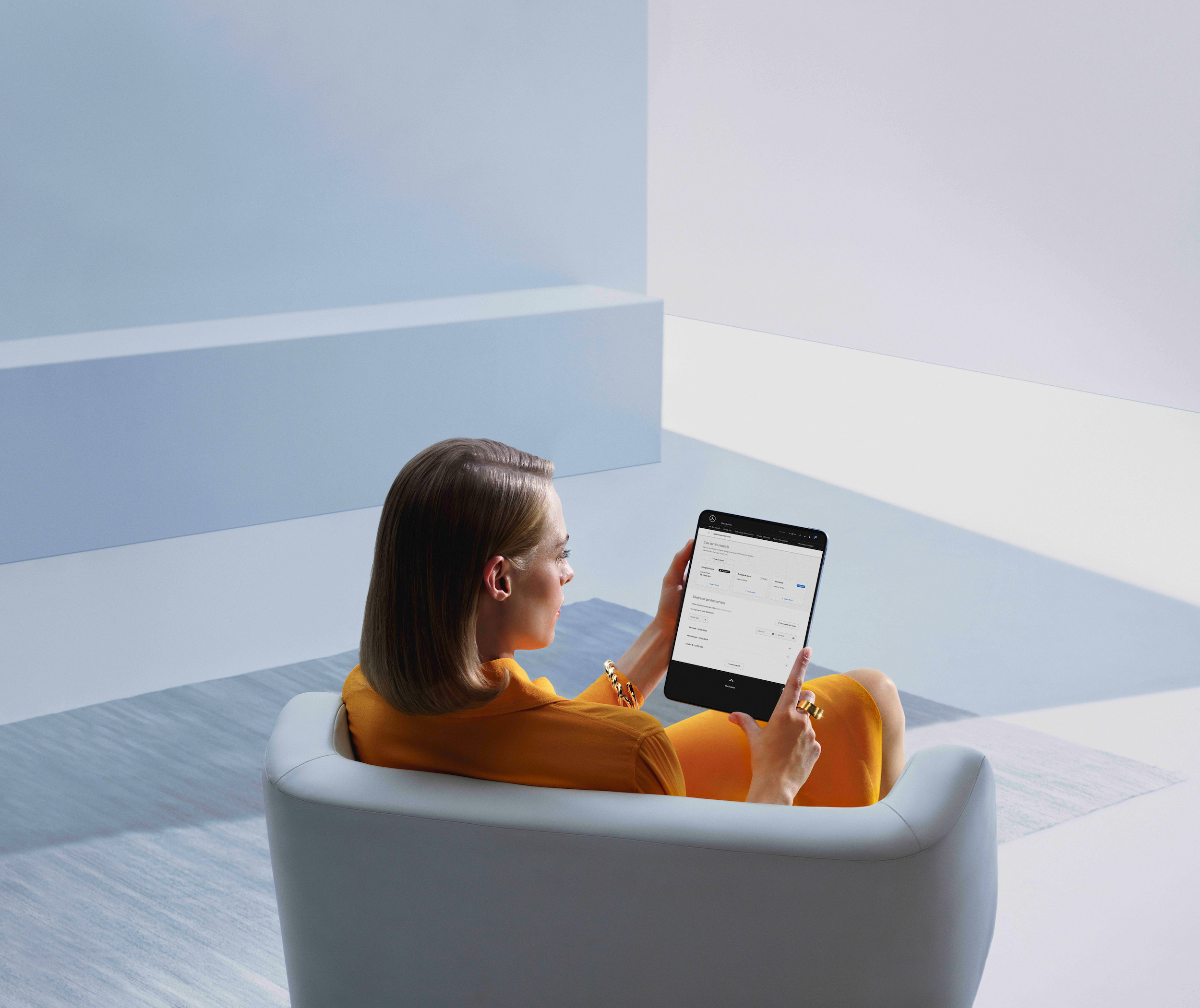 Digital Service Report | Mercedes-Benz A woman is looking at her digital service report on her tablet.
