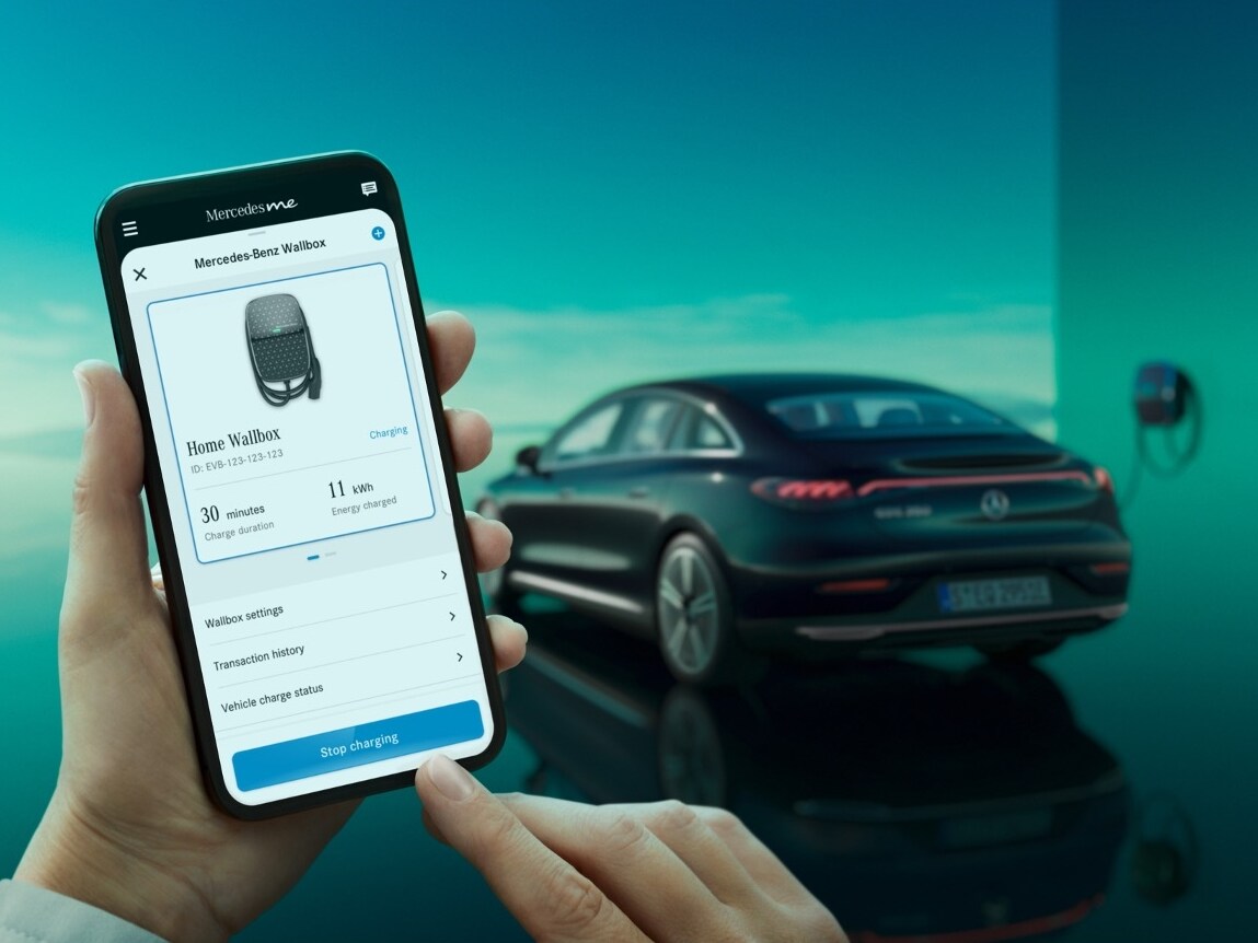 With the Mercedes me App, customers can control their electric vehicle Wallbox charging process via their smartphone. A Mercedes-Benz EQE charges in the background