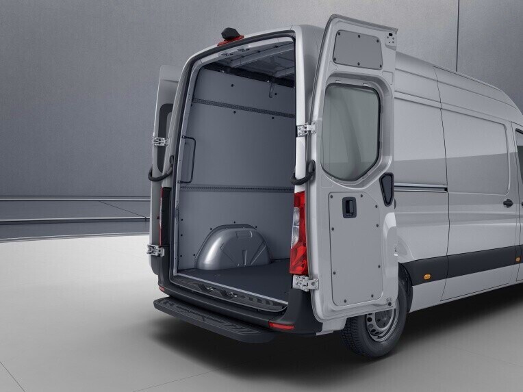 The double-wing rear-end doors can be opened all the way to the side wall and lock in place there automatically.