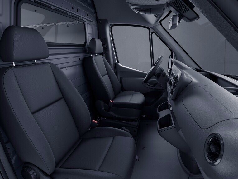 In the event of a side collision, the windowbags can protect the head, face and chest area of the occupants sitting in the outer seats in the cab.