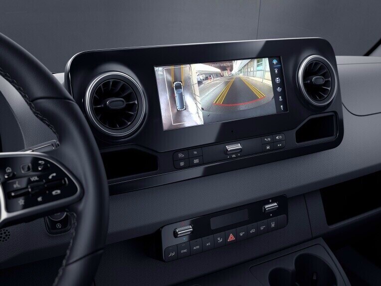 The Parking package with reversing camera and integrated Parking Assist relieves the driver by providing a better view towards the rear.