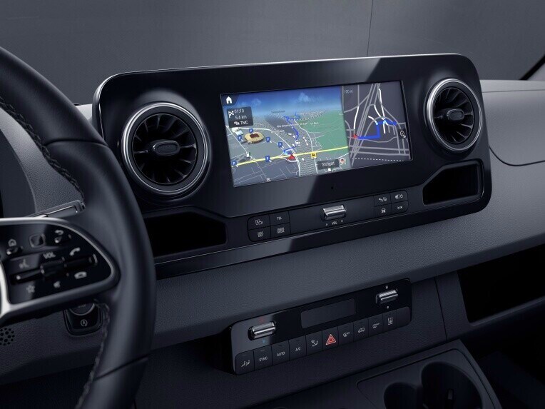 The MBUX multimedia system with 26 cm (10.25 inch) touchscreen leaves little to be desired in terms of infotainment, navigation and communication.