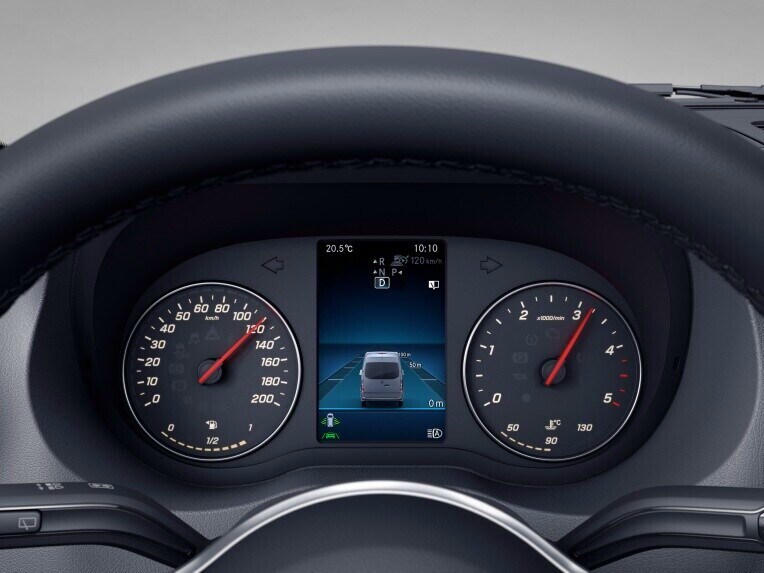 Highbeam Assist automatically switches the main beam on and off in line with the traffic situation.