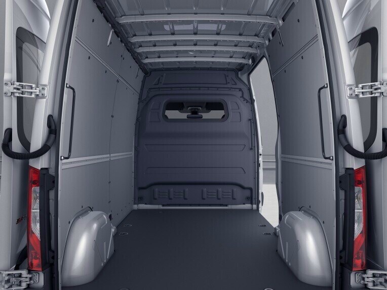 The full-width partition wall with fixed plastic window to the load compartment provides more safety by allowing visual checks of the cargo.
