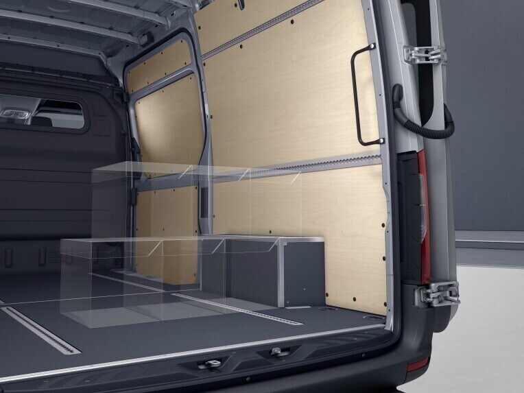 The wheel arches in the load compartment are clad in wood. A horizontal, level surface is thus created.