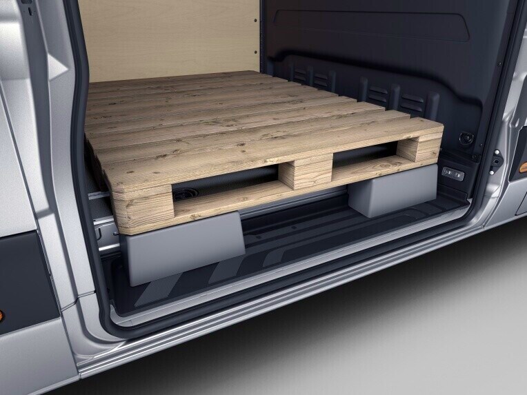 The pallet support in the step of the sliding door stabilises the load in the door area, for example when turning.