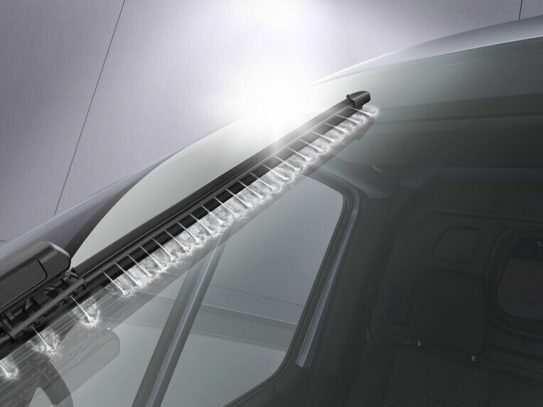 The WET WIPER SYSTEM windscreen wiper system offers the driver improved vision even during the wiping process.