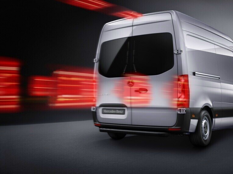 The adaptive brake lights with their conspicuous flashing can significantly reduce the reaction time of the drivers of following vehicles and therefore prevent rear-end collisions.