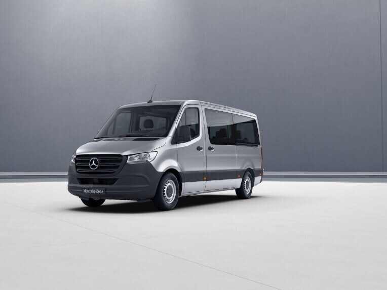 The sliding door installed on the left-hand side of the vehicle represents a significant increase in comfort, allowing access to the passenger compartment from the side.