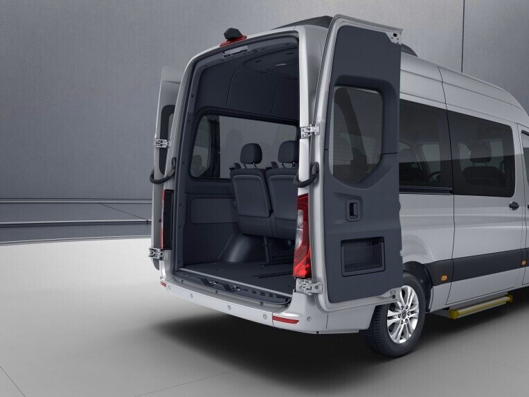 The double-wing rear-end doors can be opened all the way to the side wall and lock in place there automatically.