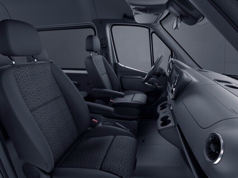 In the event of a side impact, the window airbags integrated in the roof liner can protect the head, face and chest area of the occupants of the outer seats in the driver's cab.