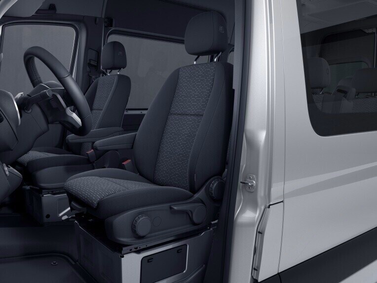 The luxury seat can be manually adjusted in position, height and inclination by means of levers and adjustment wheels.