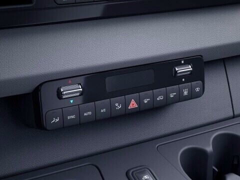 The THERMOTRONIC automatic climate control system automatically ensures a constant pleasant climate in the driving area.