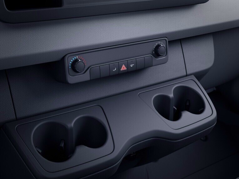 The electric auxiliary warm-air heater pampers driver and passengers with cosy warmth right after the engine is started.