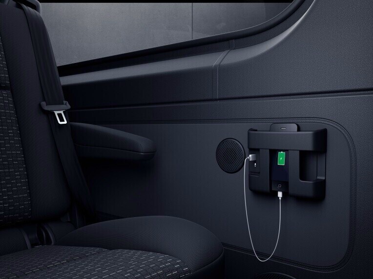 The luxury interior panelling gives the passenger compartment the appropriate ambience and also improves the noise and thermal insulation.