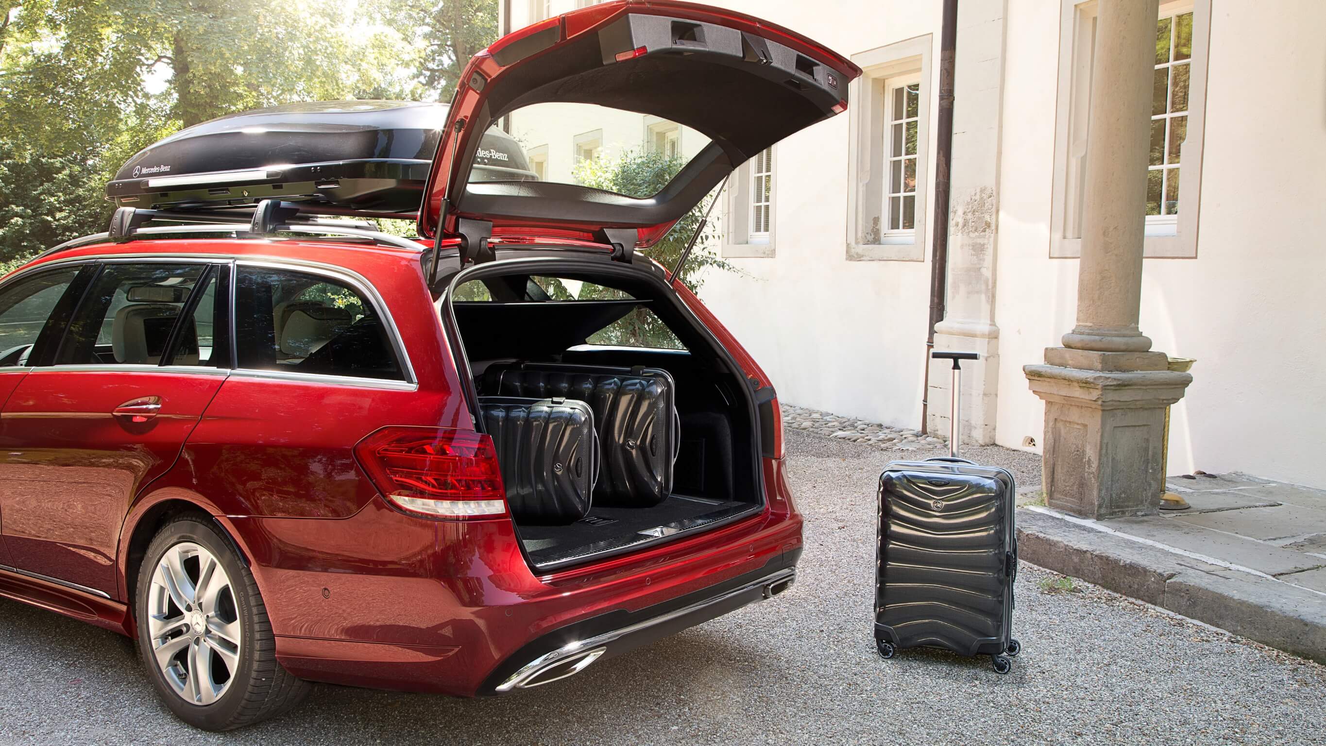 Mercedes-Benz Genuine Accessories: roof box The image shows a Mercedes-Benz with a roof box from Genuine Accessories.