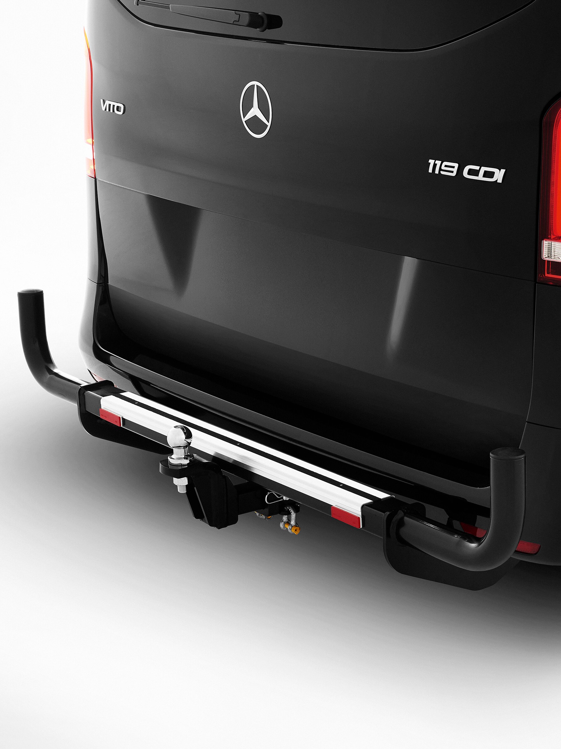 Rear steps with rear lamp protection.